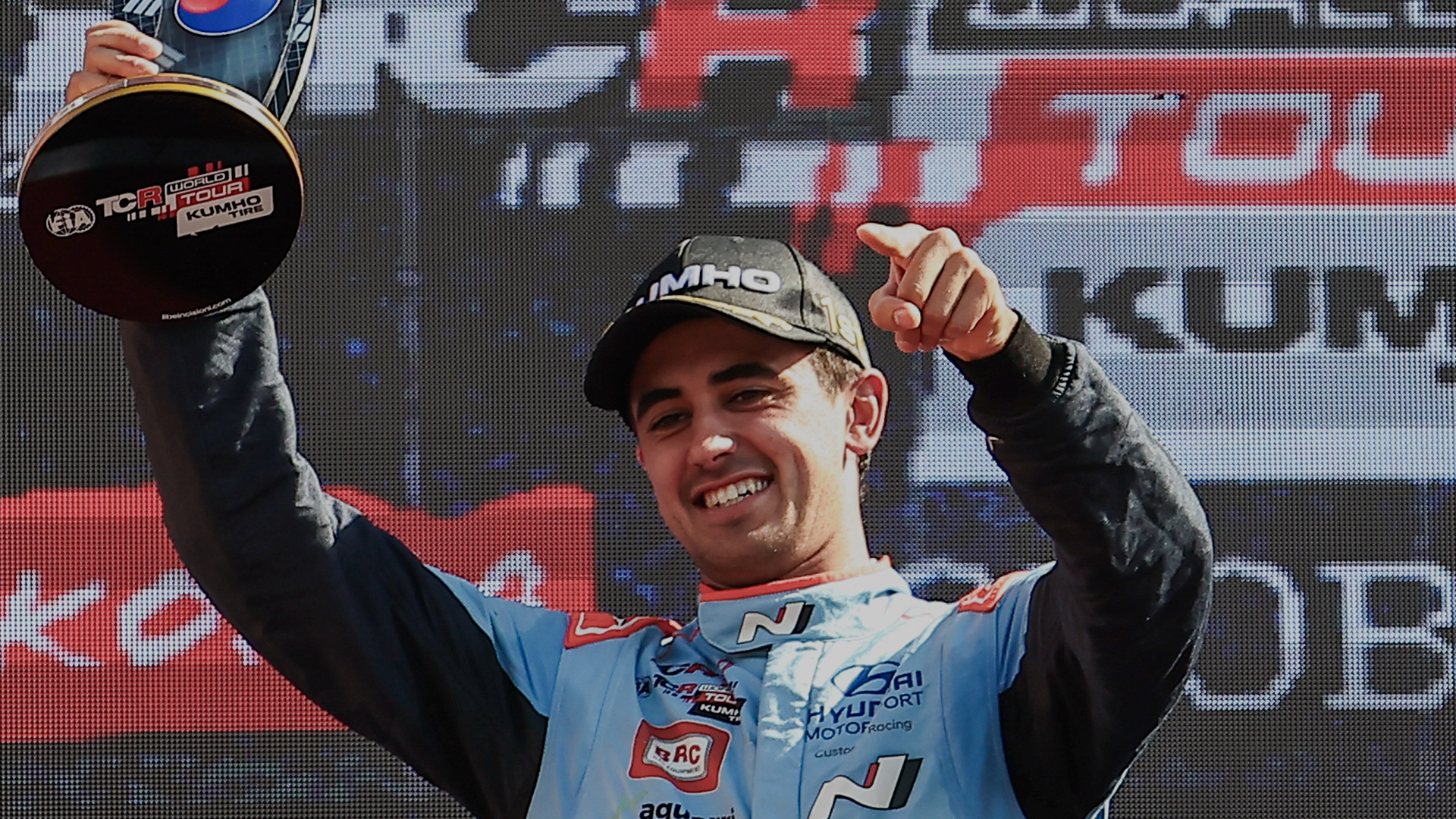 현대자동차, TCR 월드투어 한국 레이스 우승 트로피 컵을 든 모습