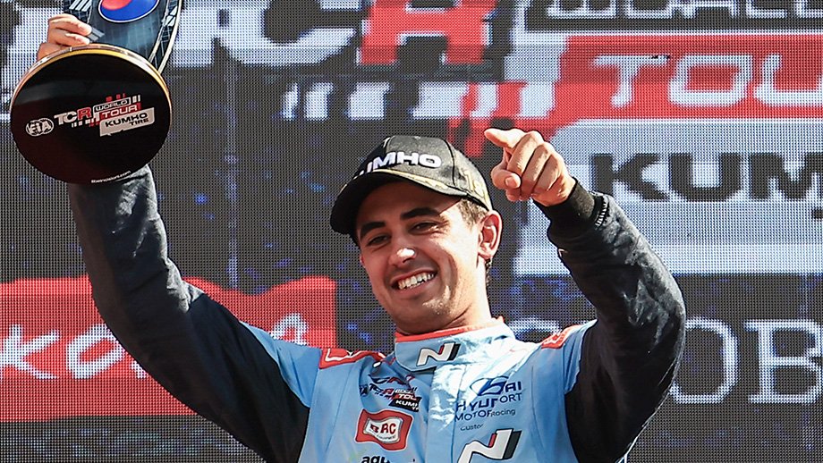 현대자동차, TCR 월드투어 한국 레이스 우승 트로피 컵을 든 모습