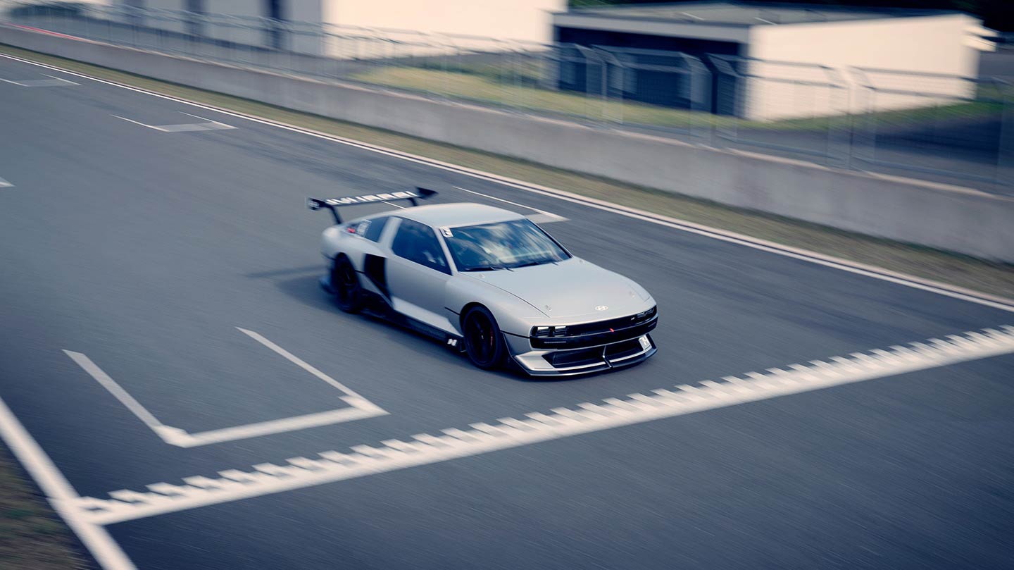 The N Vision 74 is equipped with several practical technologies applicable to high-performance mass-produced vehicles.